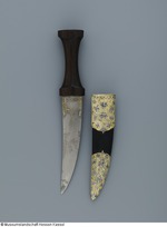 Dolch mit glattem Holzgriff
Scheide mit silbernen Beschlägen