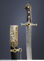 Säbel mit Horngriff und silbernen Rosetten
Scheide mit Beschlägen aus nielliertem, teilweise vergoldetem Silber und mit Rubinbesatz. Grüne