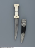 Dolch mit Griff aus Walrosszahn. Montierungen aus vergoldetem Kupfer. Scheide mit silbernen Beschlägen und Niello.