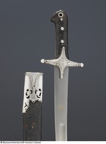 Säbel mit Holzgriff und Scheide mit silbernen Montierungen.