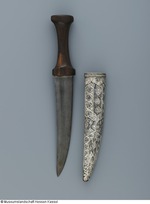 Dolch mit Holzgriff in mit Silber beschlagener Scheide